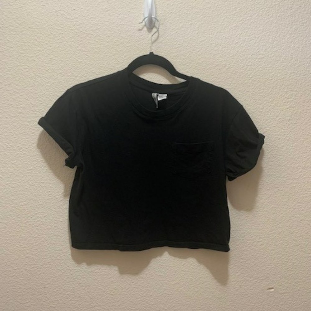 black crop tshirt